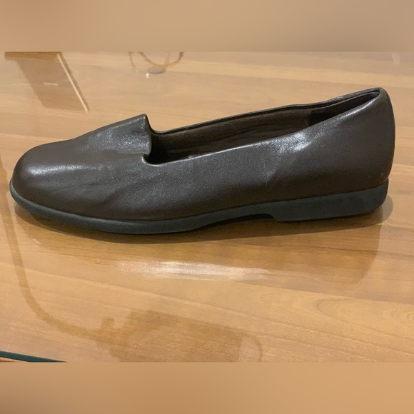 Nearly new, Easy Spirit, dark brown flats - Picture 4 of 15